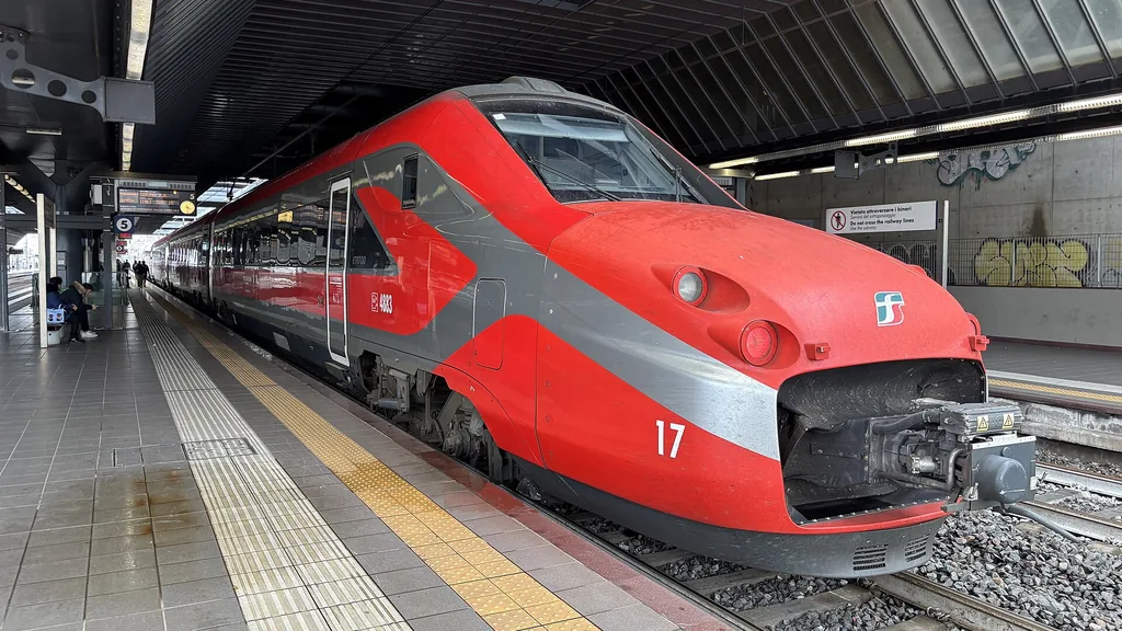 Treno ad alta velocita fermo al binario di una stazione italiana